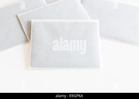 Partie, la création, le concept de mariage. il y a quelques cartes en noir foncé peu accueillantes pour les enveloppes blanches pour la célébration faite de riz transparent Banque D'Images