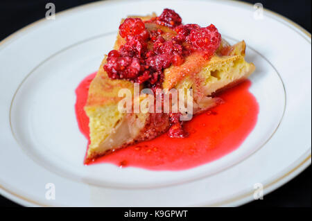 Tarte aux fruits Confiture de framboises sur un fond sombre Banque D'Images