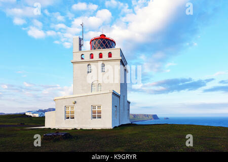 Phare blanc à cap dyrholaey Banque D'Images