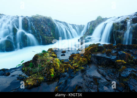 Chute d'bruarfoss dans l'heure d'été Banque D'Images