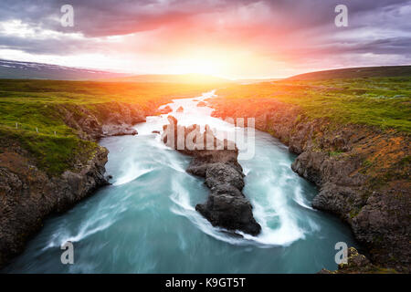 Cascade sur la rivière skjalfandafljot godafoss Banque D'Images