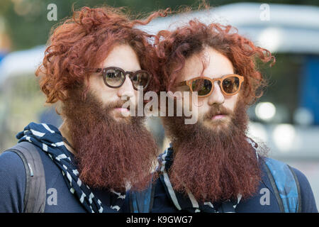 Milan, Italie - 22 septembre 2017 : Fabrizio et Valerio Salvatori twins porter des lunettes pendant Armani's fashion show, à photographier dans la rue Banque D'Images