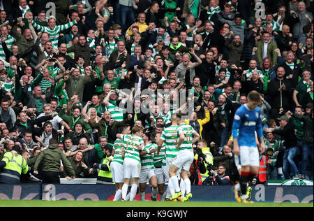 Les joueurs celtiques célèbrent leur premier but marqué par Tom rogic pendant le Ladbrokes scottish premiership match au stade ibrox, Glasgow. Banque D'Images