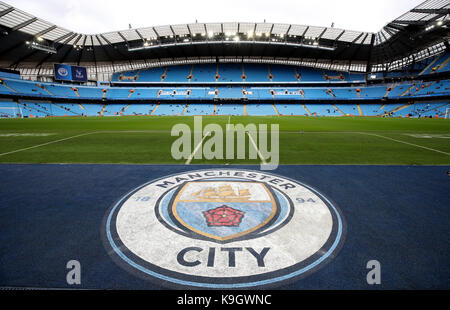 Badge club Manchester City avant la pitchside premier league match au stade Etihad, Manchester. Banque D'Images