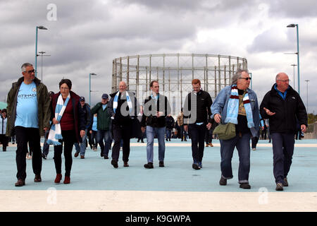 Manchester City fans arriver devant la Premier League match au stade Etihad, Manchester. Banque D'Images