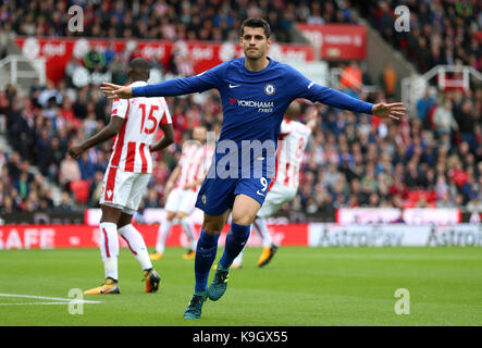 Chelsea's alvaro morata fête marquant son premier but de côtés du jeu pendant le match à la Premier League stade bet365, Stoke-on-trent. Banque D'Images