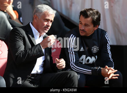 Manchester United manager jose mourinho (à gauche) et l'entraîneur ricardo formosinho au cours de la Premier League match à St Mary's stadium, Southampton. Banque D'Images