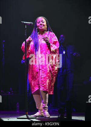 Singer lalah hathaway performing live in concert lors de mary j. blige's 'force d'une femme tour' au Fillmore Miami Beach au Jackie Gleason theaterin Miami Beach, en Floride. Comprend : lalah hathaway où : Miami Beach, Florida, United States Quand : 22 août 2017 Credit : johnny louis/wenn.com Banque D'Images