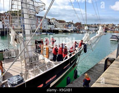 TS voilier école royaliste avec les cadets de la marine à bord s'apprête à quitter l'Angleterre Weymouth Dorset UK Banque D'Images