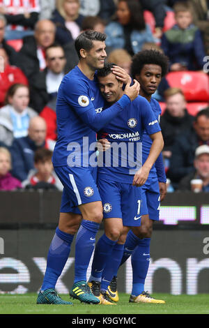 Pedro de Chelsea (à droite) célèbre marquant son deuxième but de côtés du jeu avec Chelsea's alvaro morata durant la Premier League match au stade de bet365, Stoke-on-trent. Banque D'Images