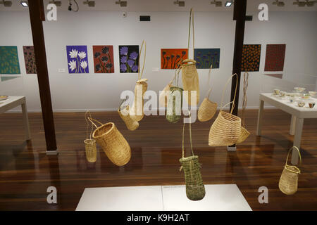 Dilly sacs dans un certain nombre de styles traditionnels des populations autochtones de la région des Tropiques humides du Queensland du nord, exposition au Cairns Galerie d'art, un Banque D'Images