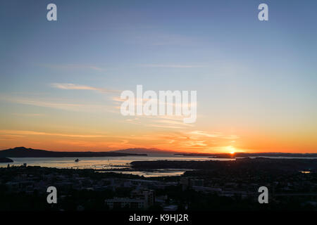 Auckland City et l'île rangitoto en silhouette au lever du soleil depuis le haut sur le mont Eden, en Nouvelle-Zélande. Banque D'Images