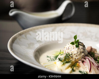 Okroshka avec du poulet et une boule de glace à la moutarde sur le kéfir Banque D'Images