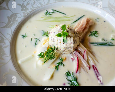 Okroshka avec du poulet et une boule de glace à la moutarde sur le kéfir Banque D'Images