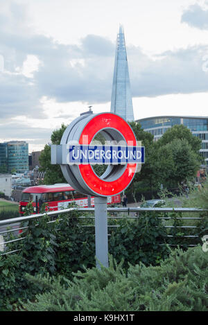 Londres, Angleterre - 12 août 2017 : la station de métro canary wharf Docklands Londres uk. Le signe indique le métro. L'architecture moderne avec du verre Banque D'Images