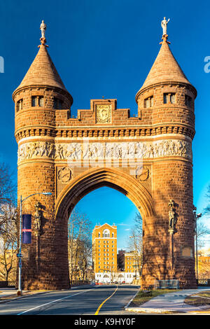 Soldats et marins du passage à Hartford (Connecticut). Le monument a été le premier établissement permanent de triomphe en Amérique Banque D'Images
