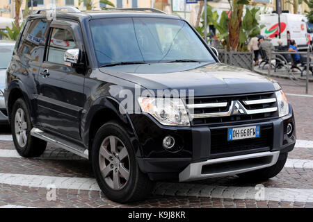 San Remo, Italie - 16 octobre 2016 : BMW X3 suv noir mal garé dans la rue de San Remo, italia Banque D'Images