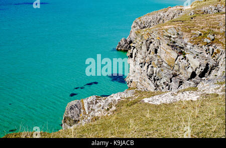 L'aigue-marine de couleur turquoise vif d'azur à l'eau de mer vue d'une falaise sur Balnakeil Bay, Durness, Sutherland, Highlands du Nord, sur une journée ensoleillée, calme. Banque D'Images