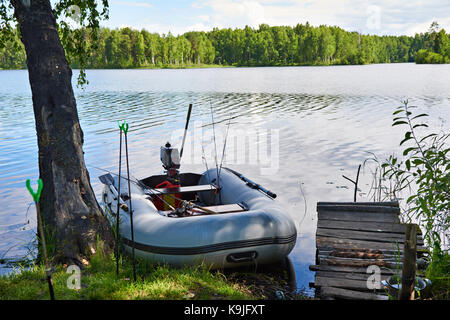 Bateau de pêche gonflable sur la côte du lac Banque D'Images