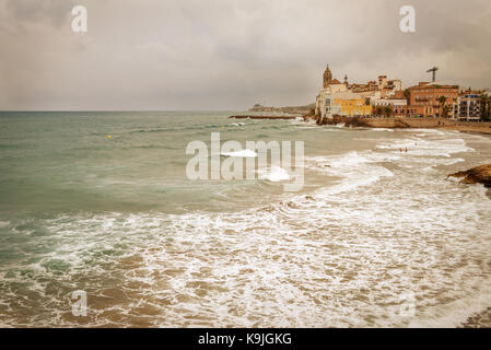 L'église de Sitges - Eglise de Sant je Baroque Santa Tecla - vu de la plage Playa de San Sebastian Banque D'Images