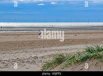 Une vue de l'un vide Crosby Beach, Merseyside, passé une sculpture unique qui se profile dans le sable Banque D'Images