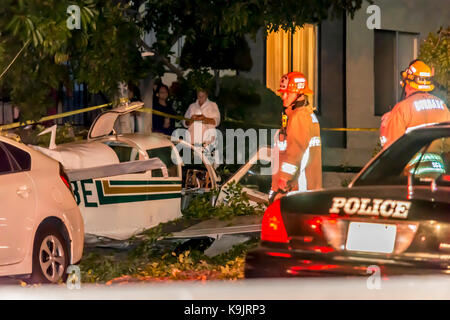 Glendale en Californie, aux États-Unis. 22 Sep, 2017. Un petit avion qui s'écrase sur une rue de la ville de Glendale en Californie après des problèmes de moteur en tentant d'atterrir à l'aéroport de Burbank, Hollywood. Aucun blessé n'a été signalé. Credit : Chester Brown/Alamy Live News Banque D'Images