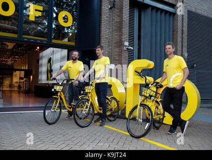 Londres, Royaume-Uni. 22 sep, 2017. membres du personnel posent avec ofo bikes dans le quartier londonien de Hackney, la Grande-Bretagne sur sept. 22, 2017. Le service de vélos en libre-service société ofo a décidé d'augmenter le nombre de ses voitures dans le quartier londonien de Hackney après son lancement récent dans l'arrondissement, la société a annoncé vendredi. crédit : han yan/Xinhua/Alamy live news Banque D'Images