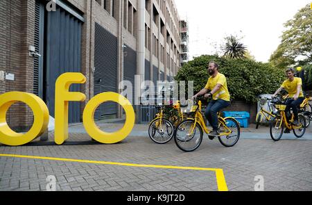 Londres, Royaume-Uni. 22 sep, 2017. membres du personnel ride vélos ofo dans le quartier londonien de Hackney, la Grande-Bretagne sur sept. 22, 2017. Le service de vélos en libre-service société ofo a décidé d'augmenter le nombre de ses voitures dans le quartier londonien de Hackney après son lancement récent dans l'arrondissement, la société a annoncé vendredi. crédit : han yan/Xinhua/Alamy live news Banque D'Images