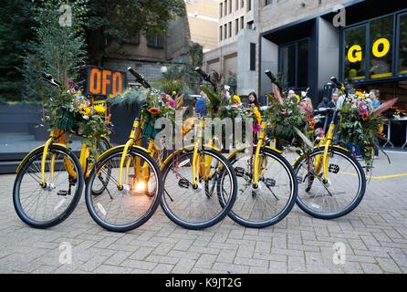 Londres, Royaume-Uni. 22 Sep, 2017. Certains vélos sont vus dans ofo's Londres Hackney, Grande-Bretagne, le 22 septembre 2017. La société de vélo libre-ofo a décidé d'augmenter le nombre de ses voitures dans le quartier londonien de Hackney après son lancement récent dans l'arrondissement, la société a annoncé vendredi. Credit : Han Yan/Xinhua/Alamy Live News Banque D'Images