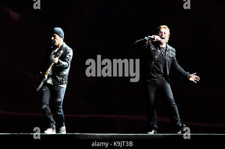 San Diego, CA, USA. 22 Sep, 2017. San Diego, CA 9   2017 22 Le groupe de rock irlandais U2 tiré à San Diego pour la performance finale du Joshua Tree tour à SDCCU stadium en hommage à leur percée fin des années 80, album qui a catapulté à la célébrité. À gauche est le guitariste The Edge et Bono, le chanteur avec lui. Crédit : John Gastaldo/ZUMA/Alamy Fil Live News Banque D'Images