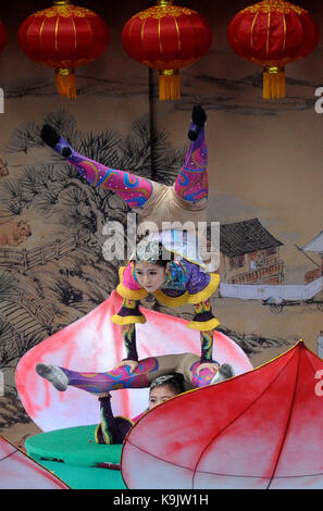 Suzhou, province de Jiangsu en Chine. 29Th sep 2017. acrobates effectuer lors d'une foire du temple dans l'endroit pittoresque montagne huqiu à Suzhou, province de Jiangsu en Chine de l'Est, sept. 23, 2017. crédit : hang south/Xinhua/Alamy live news Banque D'Images