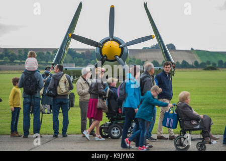 Duxford, UK. Sep 23, 2017. Porte-avions un avion avec ses ailes repliées Duxford - Bataille d'Angleterre ont lieu pendant le spectacle aérien (IWM) Imperial War Museum Duxford année du centenaire. Principe du Duxford rôle de station de combat de la Seconde Guerre mondiale est célébrée à la bataille d'Angleterre Air Show par plus de 40 avions historiques de prendre son envol. Crédit : Guy Bell/Alamy Live News Banque D'Images