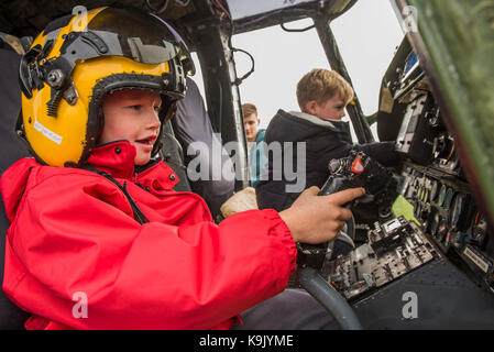 Duxford, UK. Sep 23, 2017. Les enfants ont plaisir à jouer dans l'un des hélicoptères - Duxford Bataille d'Angleterre ont lieu pendant le spectacle aérien (IWM) Imperial War Museum Duxford année du centenaire. Principe du Duxford rôle de station de combat de la Seconde Guerre mondiale est célébrée à la bataille d'Angleterre Air Show par plus de 40 avions historiques de prendre son envol. Crédit : Guy Bell/Alamy Live News Banque D'Images