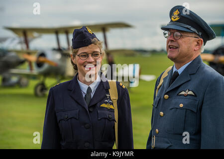 Duxford, UK. Sep 23, 2017. Un couple de reconstituteurs en uniforme en face de la WW1 - plans de bataille d'Angleterre de Duxford Air Show qui aura lieu au cours (IWM) Imperial War Museum Duxford's année du centenaire. Principe du Duxford rôle de station de combat de la Seconde Guerre mondiale est célébrée à la bataille d'Angleterre Air Show par plus de 40 avions historiques de prendre son envol. Crédit : Guy Bell/Alamy Live News Banque D'Images