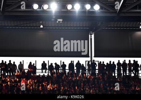 Cologne, Allemagne. 20 sep, 2017. Cologne fans regarder le match depuis les tribunes au cours de la Bundesliga match de foot entre 1. fc cologne et eintracht frankfurt dans le stade rheinenergiestadion à Cologne, Allemagne, 20 septembre 2017. crédit : Federico gambarini/dpa/Alamy live news Banque D'Images