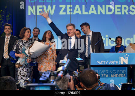 (170924) -- Auckland, sept. 24, 2017 (Xinhua) -- le premier ministre de la Nouvelle-Zélande et chef de parti national bill english (c) donne un discours à ses partisans à Auckland, Nouvelle-Zélande, sept. 23, 2017. La Nouvelle-Zélande de se présenter aux élections parlementaires le samedi aucun gagnant clair comme tally terminé aux petites heures du dimanche, laissant le troisième parti le plus important avec 7,5  % des voix le faiseur. le parti national a obtenu 46 pour cent de la partie voix, qui transfert à 58 sièges au congrès de 120 membres dans un système de vote proportionnel, avec le parti du travail d'opposition à la traîne Banque D'Images