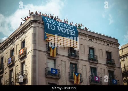 Barcelone, Espagne. 29Th sep 2017. Des militants indépendantistes accrocher leur bannière du haut d'un bâtiment au cours de l'exercice de l' "castellers (tours humaines) au cours du festival de Barcelone ville 'la merce" en faveur de la sécession à un référendum prévu le1er octobre. La Cour constitutionnelle d'Espagne a suspendu la loi du référendum catalan après le gouvernement central a contesté devant les tribunaux crédit : Matthias rickenbach/Alamy live news Banque D'Images