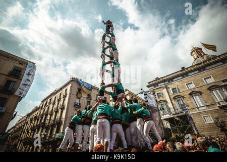 Barcelone, Espagne. 29Th sep 2017. Les "castellers de vilafranca' construire un de leurs tours humaines au cours de la ville de Barcelone appartement de vacances 'la merce' credit : Matthias rickenbach/Alamy live news Banque D'Images