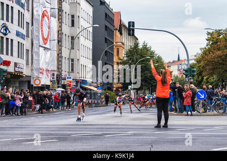 Berlin Allemagne. 23 septembre 2017, les patineurs qui arrivent à Rosenthalerplatz annuel en ligne en skating Marathon. Les patineurs en ligne passent par RosenthalePlatz comme ils sont en concurrence dans l'événement annuel de roller. Eden Breitz/Alamy Live News Banque D'Images