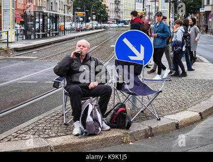 Berlin Allemagne. 23 septembre 2017, premier homme spectateur en attente de patinage en ligne annuel Marathon. Les patineurs en ligne passent par RosenthalePlatz comme ils sont en concurrence dans l'événement annuel de roller. Eden Breitz/Alamy Live News Banque D'Images