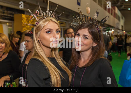 Ukraine Kiev 22 septembre 2017 : belles filles travaillent à l'exposition sur intercharm Ukraine le 22 septembre 2017 à Kiev crédit : oleg upalyuk/Alamy live news Banque D'Images