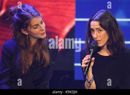 Hambourg, Allemagne. 29Th sep 2017. Musiciens et membres du jury valeska steiner (l) et Sonja glass à partir de la bande de garçon au prix de musique d'une remise de prix dans la st. Paul Theatre à Hambourg, Allemagne, 23 septembre 2017. musicien britannique jade bird a reçu le prix prestigieux. crédit : axel heimken/dpa/Alamy live news Banque D'Images