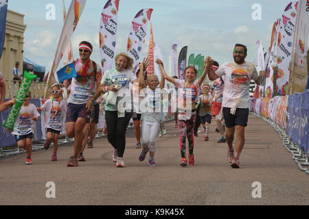 Approche de la ligne d'arrivée, Brighton 5k color run, Madeira drive, Brighton, Royaume-Uni. La color run aussi connu sous le nom de "5k le plus heureux de la planète" est la plus grande 5k fun run de couleur dans le monde entier avec des milliers de coureurs célébrant de santé, de bonheur, d'amitié. l'événement officiel de bienfaisance est la nspcc childline service. depuis leur lancement en 1986, l'organisme de bienfaisance est un endroit pour les enfants à leur tour, même lorsqu'il se sent comme personne d'autre n'est à l'écoute. Les participants ont pour objectif de sensibiliser 100 € chaque €100 est suffisant pour répondre à des appels à partir de 25 enfants ayant besoin d'aide. crédit : Malcolm greig/Alamy live news Banque D'Images