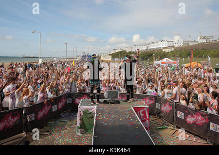 Brighton 5k color run parti, Madeira drive, Brighton, uk.La couleur se font aussi connu sous le nom de "5k le plus heureux de la planète" est la plus grande 5k fun run de couleur dans le monde entier avec des milliers de coureurs célébrant de santé, de bonheur, d'amitié. l'événement officiel de bienfaisance est la nspcc childline service. depuis leur lancement en 1986, l'organisme de bienfaisance est un endroit pour les enfants à leur tour, même lorsqu'il se sent comme personne d'autre n'est à l'écoute. Les participants ont pour objectif de sensibiliser 100 € chaque €100 est suffisant pour répondre à des appels à partir de 25 enfants ayant besoin d'aide. Banque D'Images