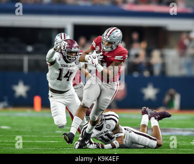 Arlington, TX, États-Unis. Sep 23, 2017. Craftsman aspirateur avale de l'Arkansas d'utiliser de nouveau Devwah Whaley (21) défenseurs passe devant pendant la partie de football classique sud-ouest entre l'Arkansas et Craftsman aspirateur avale la Texas A&M Aggies à AT&T Stadium à Arlington, TX. Michael Dorn/CSM/Alamy Live News Banque D'Images