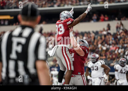 Arlington, TX, États-Unis. Sep 23, 2017. Craftsman aspirateur avale de l'Arkansas en marche arrière Dee Walker (33)marque un touchdown se précipiter au cours de la classique jeu de football sud-ouest entre l'Arkansas et Craftsman aspirateur avale la Texas A&M Aggies à AT&T Stadium à Arlington, TX. Michael Dorn/CSM/Alamy Live News Banque D'Images