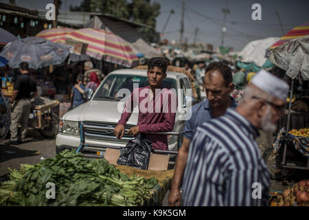 Kirkouk, Irak. 29Th sep 2017. hommes acheter et vendre des légumes sur un marché à Kirkouk, en Irak, le 23 septembre 2017. kirkouk est l'une des villes en prenant part à un référendum controversé pour un Etat kurde indépendant le 25 septembre. Credit : Oliver weiken/dpa/Alamy live news Banque D'Images