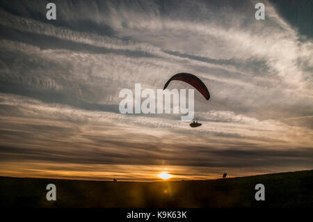 Eastbourne, East Sussex, Royaume-Uni. 23 septembre 2017. Plus tard, des photos de Beachy Head sur les South Downs alors que le vent du Sud fournit des conditions de vol parfaites. Quelques pilotes ont pris l'avion jusqu'à coucher du soleil au crépuscule, offrant des scènes spectaculaires. Banque D'Images