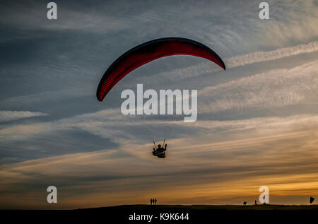 Eastbourne, East Sussex, Royaume-Uni. 23 septembre 2017. Plus tard, des photos de Beachy Head sur les South Downs alors que le vent du Sud fournit des conditions de vol parfaites. Quelques pilotes ont pris l'avion jusqu'à coucher du soleil au crépuscule, offrant des scènes spectaculaires. Banque D'Images