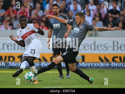 Stuttgart, Allemagne. Sep 23, 2017. d'Augsbourg jeffrey gouweleeuw (r) avant le dispute à l'Orel mangala (Stuttgart/l) lors de leur match de la Bundesliga allemande à Stuttgart, Allemagne, sur sept. 23, 2017. Le match s'est terminé par un nul par 0-0. crédit : philippe ruiz/Xinhua/Alamy live news Banque D'Images